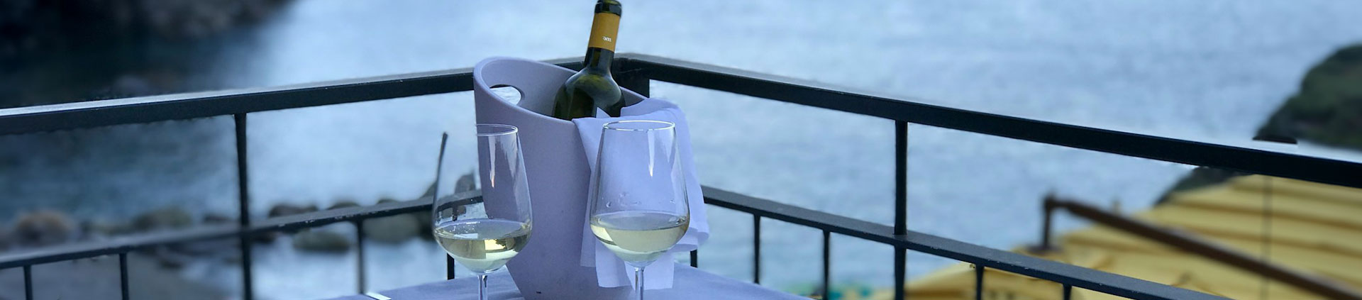 Zwei Weißweingläser dahinter Meerausblick