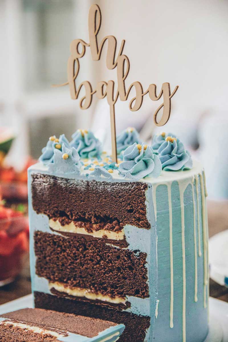 Angeschnittene, blaue Babytorte